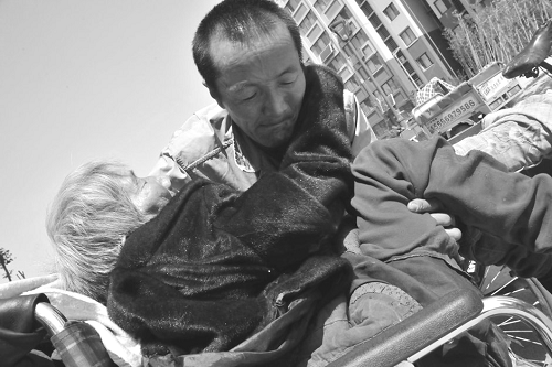 5月27日,拾荒归来的王瑞勤抱着老母亲回家.png 5月27日,拾荒归来的王瑞勤抱着老母亲回家.png